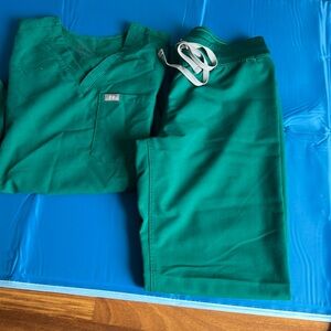 Complete scrub set in great condition